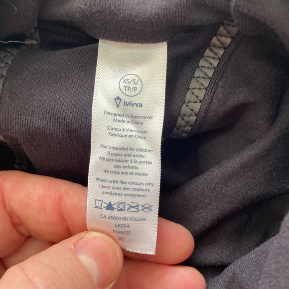 Ivivva by Lululemon reversible toque with ponytail hole grey and black size xs. - Picture 4 of 6